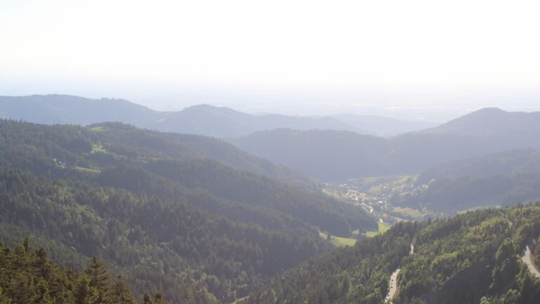 Dieses Bild zeigt eine Webcam-Aufnahme vom Achertal, aufgenommen am Freitag, den 30.05.2025 um 19:20 Uhr. Die Temperatur betrug 21.8°C.