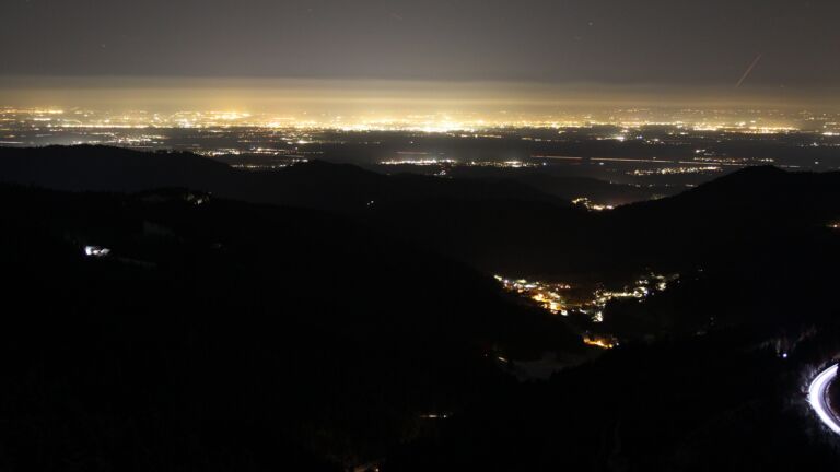 Dieses Bild zeigt eine Webcam-Aufnahme vom Achertal, aufgenommen am Freitag, den 21.11.2025 um 21:00 Uhr. Die Temperatur betrug -7.1°C.