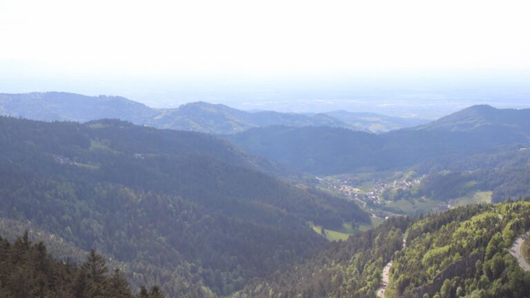 Dieses Bild zeigt eine Webcam-Aufnahme vom Achertal, aufgenommen am Montag, den 12.05.2025 um 17:30 Uhr. Die Temperatur betrug 14.8°C.