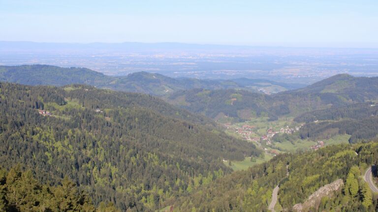 Dieses Bild zeigt eine Webcam-Aufnahme vom Achertal, aufgenommen am Montag, den 27.04.2026 um 09:00 Uhr. Die Temperatur betrug 14.1°C.