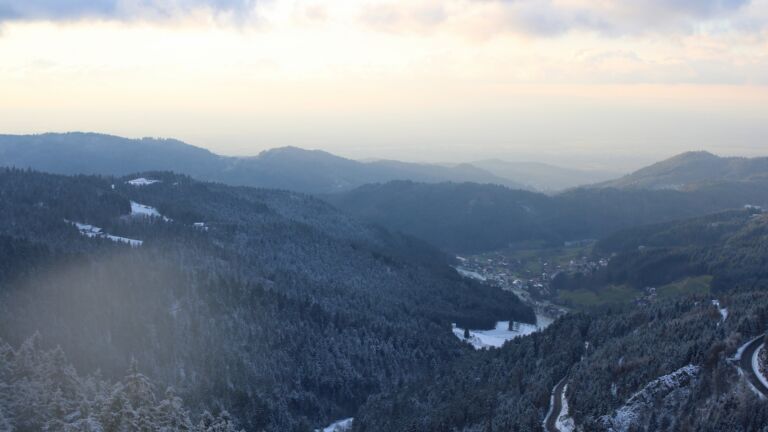 Dieses Bild zeigt eine Webcam-Aufnahme vom Achertal, aufgenommen am Freitag, den 21.11.2025 um 16:00 Uhr. Die Temperatur betrug -6.2°C.