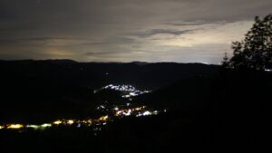 Dieses Bild zeigt eine Webcam-Aufnahme vom Achertal, aufgenommen am Montag, den 18.05.2026 um 03:00 Uhr. Die Temperatur betrug 10.5°C.