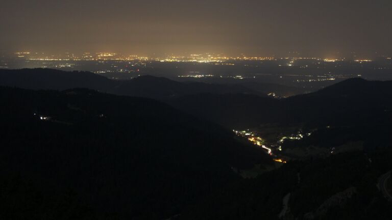 Dieses Bild zeigt eine Webcam-Aufnahme vom Achertal, aufgenommen am Freitag, den 15.08.2025 um 03:30 Uhr. Die Temperatur betrug 23.4°C.