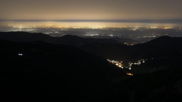 Dieses Bild zeigt eine Webcam-Aufnahme vom Achertal, aufgenommen am Samstag, den 07.03.2026 um 00:00 Uhr. Die Temperatur betrug 10.8°C.