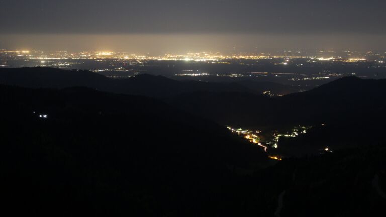 Dieses Bild zeigt eine Webcam-Aufnahme vom Achertal, aufgenommen am Donnerstag, den 23.04.2026 um 00:00 Uhr. Die Temperatur betrug 4.3°C.