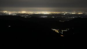 Dieses Bild zeigt eine Webcam-Aufnahme vom Achertal, aufgenommen am Freitag, den 10.04.2026 um 00:30 Uhr. Die Temperatur betrug 11.8°C.