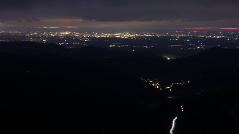 Dieses Bild zeigt eine Webcam-Aufnahme vom Achertal, aufgenommen am Donnerstag, den 16.10.2025 um 19:20 Uhr. Die Temperatur betrug 6.1°C.