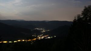 Dieses Bild zeigt eine Webcam-Aufnahme vom Achertal, aufgenommen am Samstag, den 27.06.2026 um 23:30 Uhr. Die Temperatur betrug 30.9°C.