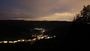 Dieses Bild zeigt eine Webcam-Aufnahme vom Achertal, aufgenommen am Dienstag, den 09.06.2026 um 23:10 Uhr. Die Temperatur betrug 10.6°C.