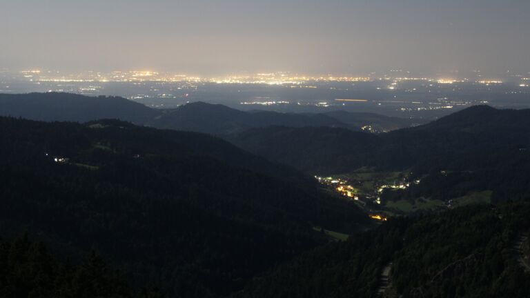 Dieses Bild zeigt eine Webcam-Aufnahme vom Achertal, aufgenommen am Montag, den 11.08.2025 um 04:30 Uhr. Die Temperatur betrug 15.9°C.