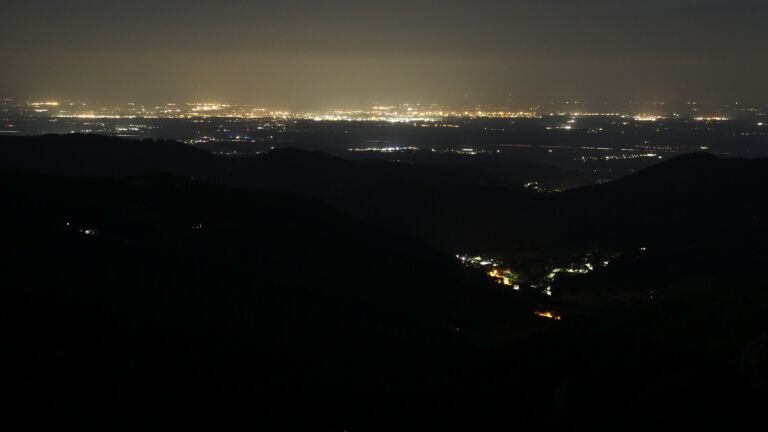 Dieses Bild zeigt eine Webcam-Aufnahme vom Achertal, aufgenommen am Mittwoch, den 18.06.2025 um 02:40 Uhr. Die Temperatur betrug 15.7°C.