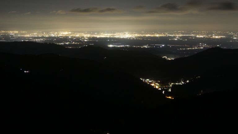 Dieses Bild zeigt eine Webcam-Aufnahme vom Achertal, aufgenommen am Mittwoch, den 15.10.2025 um 21:00 Uhr. Die Temperatur betrug 6.1°C.