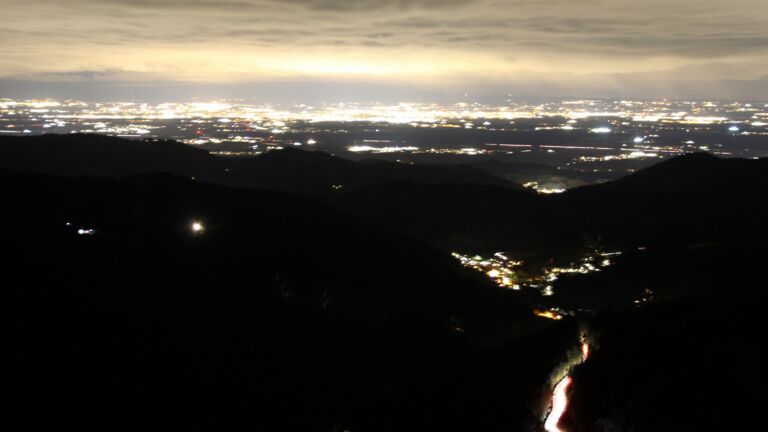 Dieses Bild zeigt eine Webcam-Aufnahme vom Achertal, aufgenommen am Dienstag, den 28.10.2025 um 18:30 Uhr. Die Temperatur betrug 5.6°C.