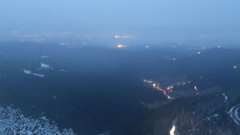 Dieses Bild zeigt eine Webcam-Aufnahme vom Achertal, aufgenommen am Freitag, den 28.11.2025 um 07:20 Uhr. Die Temperatur betrug 1.4°C.