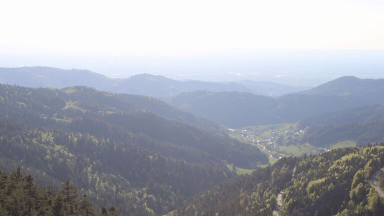 Dieses Bild zeigt eine Webcam-Aufnahme vom Achertal, aufgenommen am Sonntag, den 26.04.2026 um 18:30 Uhr. Die Temperatur betrug 13.8°C.