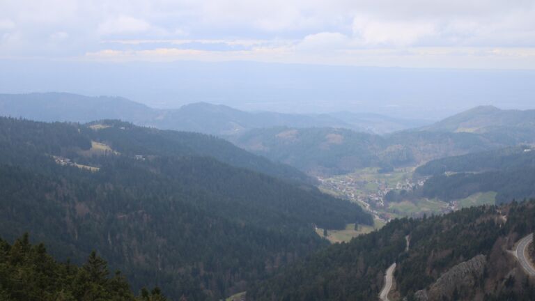 Dieses Bild zeigt eine Webcam-Aufnahme vom Achertal, aufgenommen am Samstag, den 28.02.2026 um 13:30 Uhr. Die Temperatur betrug 5.8°C.