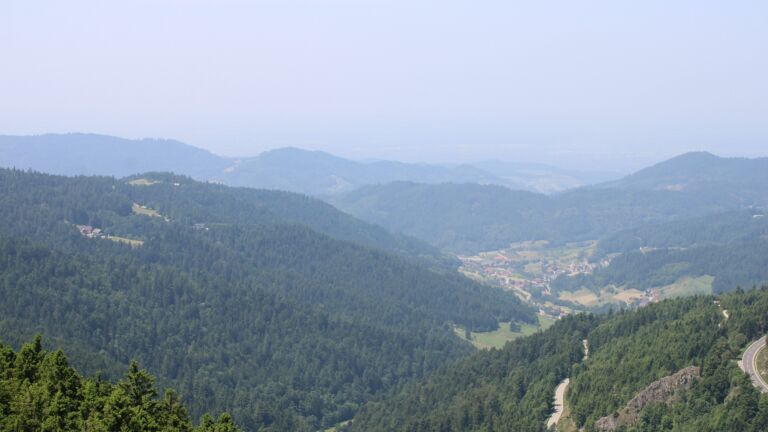 Dieses Bild zeigt eine Webcam-Aufnahme vom Achertal, aufgenommen am Freitag, den 13.06.2025 um 13:00 Uhr. Die Temperatur betrug 28.6°C.