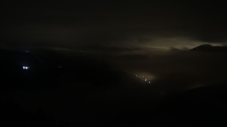 Dieses Bild zeigt eine Webcam-Aufnahme vom Achertal, aufgenommen am Dienstag, den 25.11.2025 um 21:30 Uhr. Die Temperatur betrug -0.2°C.