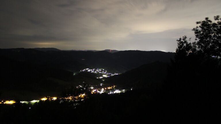 Dieses Bild zeigt eine Webcam-Aufnahme vom Achertal, aufgenommen am Donnerstag, den 20.08.2026 um 01:00 Uhr. Die Temperatur betrug 20.6°C.