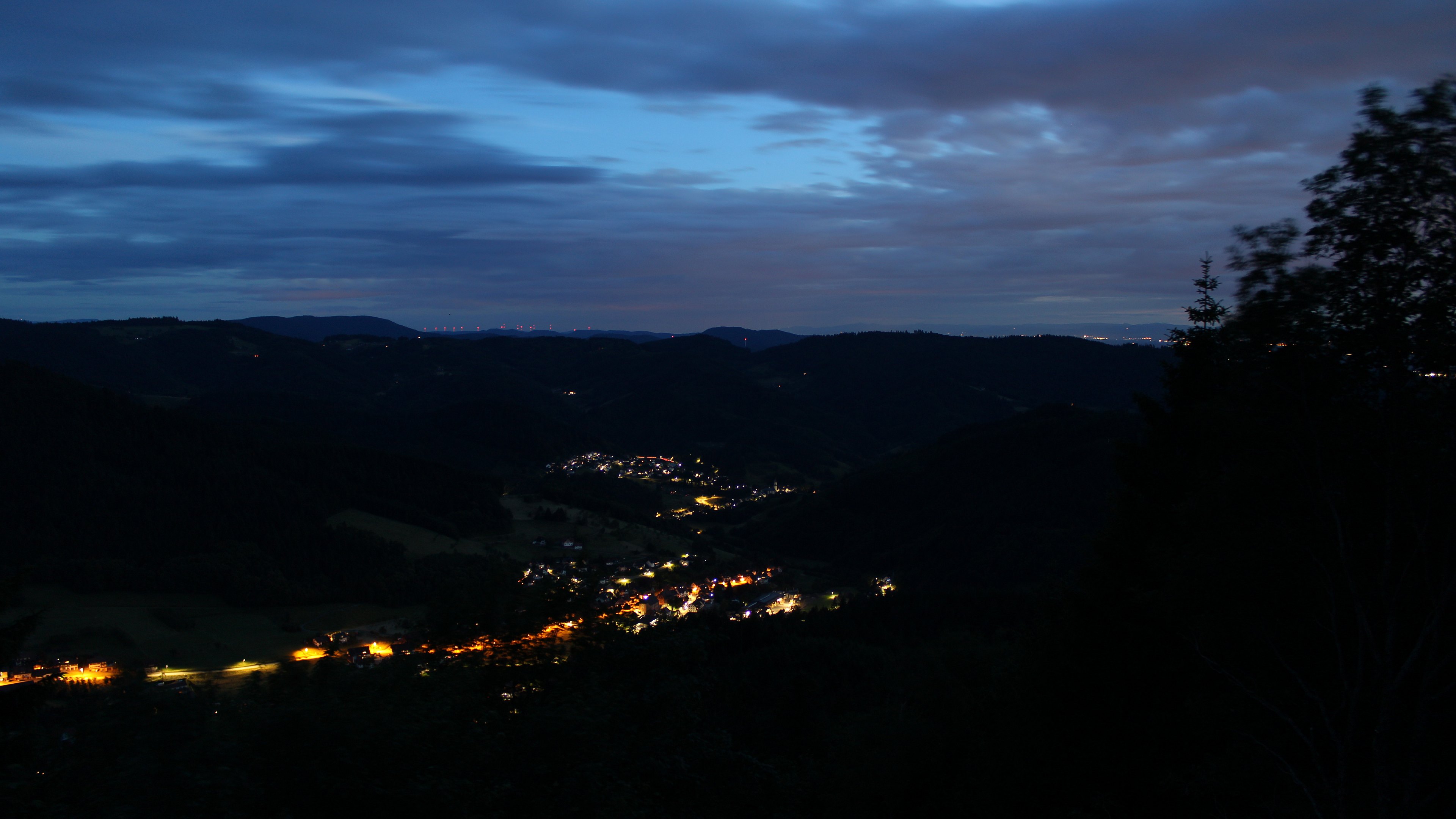Dieses Bild zeigt eine Webcam-Aufnahme vom Achertal, aufgenommen am Mittwoch, den 10.06.2026 um 22:30 Uhr. Die Temperatur betrug 8.8°C.