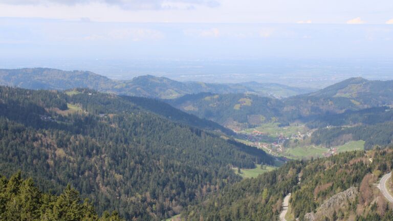 Dieses Bild zeigt eine Webcam-Aufnahme vom Achertal, aufgenommen am Donnerstag, den 16.04.2026 um 12:30 Uhr. Die Temperatur betrug 11.9°C.