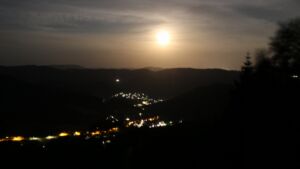 Dieses Bild zeigt eine Webcam-Aufnahme vom Achertal, aufgenommen am Freitag, den 26.06.2026 um 01:30 Uhr. Die Temperatur betrug 28°C.