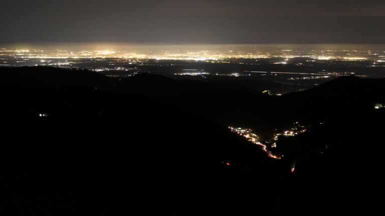 Dieses Bild zeigt eine Webcam-Aufnahme vom Achertal, aufgenommen am Montag, den 01.12.2025 um 05:30 Uhr. Die Temperatur betrug -2.4°C.