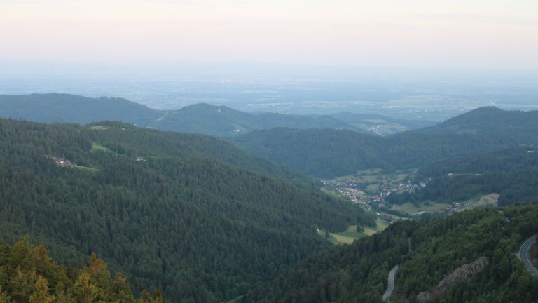 Dieses Bild zeigt eine Webcam-Aufnahme vom Achertal, aufgenommen am Samstag, den 24.05.2025 um 05:50 Uhr. Die Temperatur betrug 5°C.