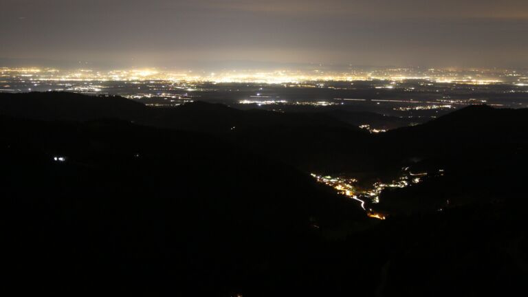 Dieses Bild zeigt eine Webcam-Aufnahme vom Achertal, aufgenommen am Mittwoch, den 12.11.2025 um 20:30 Uhr. Die Temperatur betrug 11.8°C.