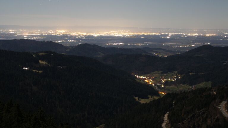 Dieses Bild zeigt eine Webcam-Aufnahme vom Achertal, aufgenommen am Montag, den 02.03.2026 um 01:00 Uhr. Die Temperatur betrug 3.1°C.