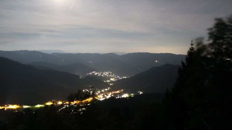 Dieses Bild zeigt eine Webcam-Aufnahme vom Achertal, aufgenommen am Montag, den 19.10.2026 um 22:00 Uhr. Die Temperatur betrug 9.3°C.