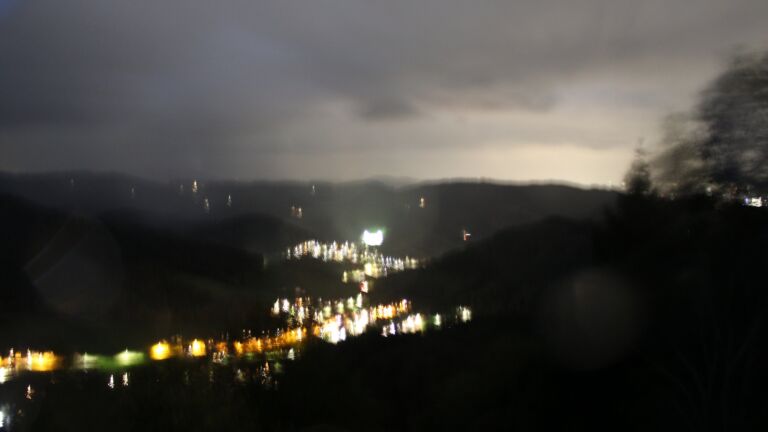 Dieses Bild zeigt eine Webcam-Aufnahme vom Achertal, aufgenommen am Freitag, den 23.10.2026 um 19:30 Uhr. Die Temperatur betrug 7.9°C.