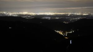 Dieses Bild zeigt eine Webcam-Aufnahme vom Achertal, aufgenommen am Sonntag, den 05.04.2026 um 21:30 Uhr. Die Temperatur betrug 6.8°C.