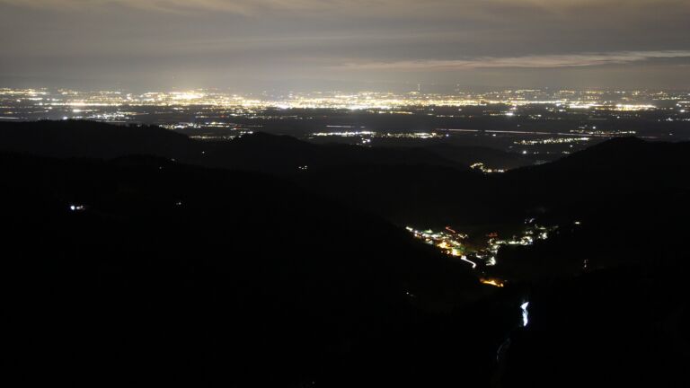 Dieses Bild zeigt eine Webcam-Aufnahme vom Achertal, aufgenommen am Sonntag, den 05.04.2026 um 21:30 Uhr. Die Temperatur betrug 6.8°C.