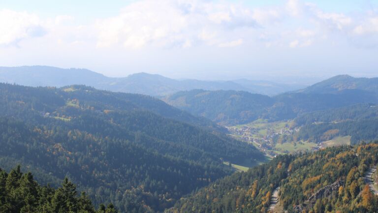 Dieses Bild zeigt eine Webcam-Aufnahme vom Achertal, aufgenommen am Sonntag, den 12.10.2025 um 14:50 Uhr. Die Temperatur betrug 11.1°C.