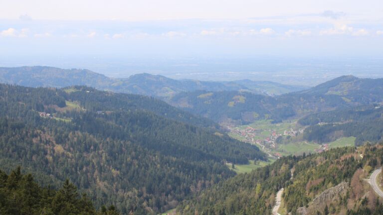 Dieses Bild zeigt eine Webcam-Aufnahme vom Achertal, aufgenommen am Donnerstag, den 16.04.2026 um 13:20 Uhr. Die Temperatur betrug 11.9°C.