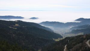 Dieses Bild zeigt eine Webcam-Aufnahme vom Achertal, aufgenommen am Dienstag, den 16.12.2025 um 13:30 Uhr. Die Temperatur betrug 11.7°C.