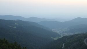 Dieses Bild zeigt eine Webcam-Aufnahme vom Achertal, aufgenommen am Freitag, den 13.06.2025 um 21:30 Uhr. Die Temperatur betrug 21.9°C.