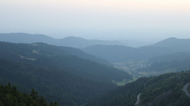 Dieses Bild zeigt eine Webcam-Aufnahme vom Achertal, aufgenommen am Freitag, den 13.06.2025 um 21:30 Uhr. Die Temperatur betrug 21.9°C.