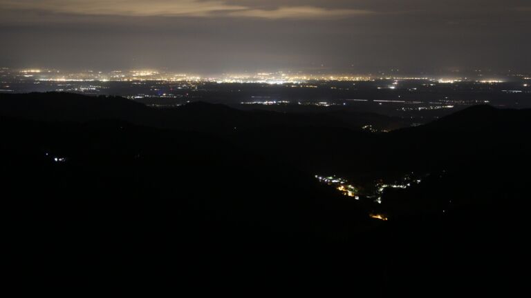 Dieses Bild zeigt eine Webcam-Aufnahme vom Achertal, aufgenommen am Montag, den 20.10.2025 um 03:00 Uhr. Die Temperatur betrug 10.9°C.