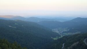 Dieses Bild zeigt eine Webcam-Aufnahme vom Achertal, aufgenommen am Dienstag, den 26.08.2025 um 07:00 Uhr. Die Temperatur betrug 15.4°C.