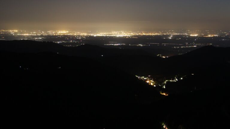 Dieses Bild zeigt eine Webcam-Aufnahme vom Achertal, aufgenommen am Freitag, den 30.05.2025 um 23:20 Uhr. Die Temperatur betrug 19.5°C.