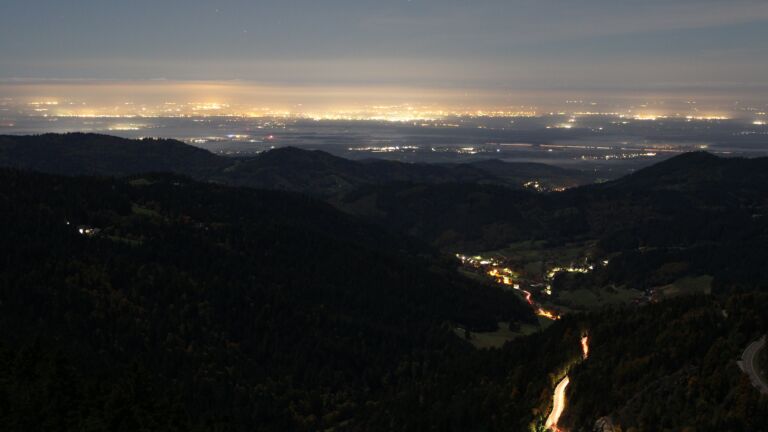 Dieses Bild zeigt eine Webcam-Aufnahme vom Achertal, aufgenommen am Freitag, den 10.10.2025 um 04:30 Uhr. Die Temperatur betrug 9.2°C.