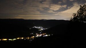 Dieses Bild zeigt eine Webcam-Aufnahme vom Achertal, aufgenommen am Sonntag, den 17.05.2026 um 03:30 Uhr. Die Temperatur betrug 5.3°C.
