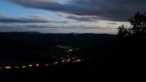 Dieses Bild zeigt eine Webcam-Aufnahme vom Achertal, aufgenommen am Samstag, den 29.08.2026 um 05:50 Uhr. Die Temperatur betrug 13.5°C.
