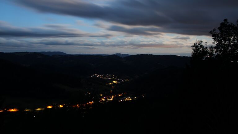 Dieses Bild zeigt eine Webcam-Aufnahme vom Achertal, aufgenommen am Samstag, den 29.08.2026 um 05:50 Uhr. Die Temperatur betrug 13.5°C.