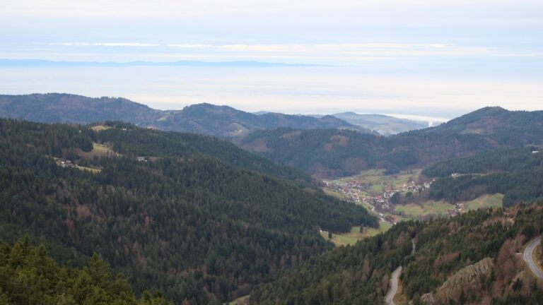 Dieses Bild zeigt eine Webcam-Aufnahme vom Achertal, aufgenommen am Mittwoch, den 03.12.2025 um 09:30 Uhr. Die Temperatur betrug 5.9°C.