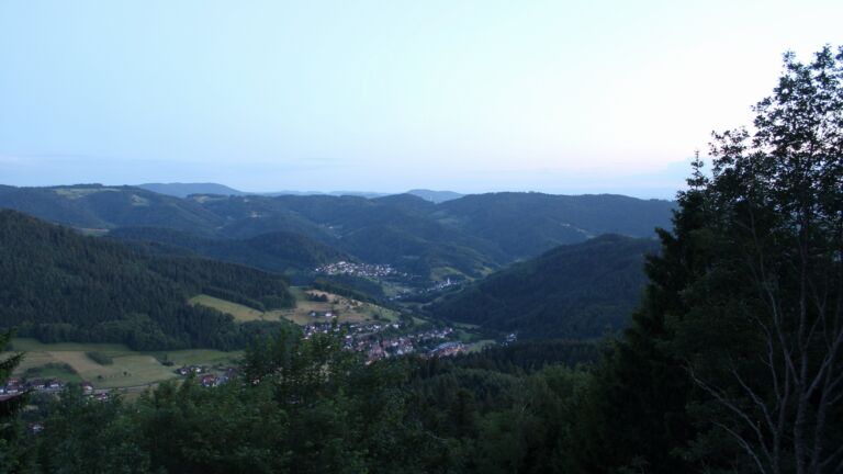 Dieses Bild zeigt eine Webcam-Aufnahme vom Achertal, aufgenommen am Freitag, den 05.06.2026 um 21:50 Uhr. Die Temperatur betrug 13.1°C.