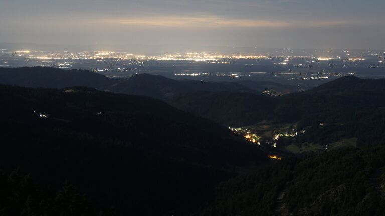 Dieses Bild zeigt eine Webcam-Aufnahme vom Achertal, aufgenommen am Samstag, den 12.07.2025 um 03:00 Uhr. Die Temperatur betrug 12.5°C.