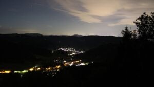 Dieses Bild zeigt eine Webcam-Aufnahme vom Achertal, aufgenommen am Samstag, den 05.09.2026 um 01:00 Uhr. Die Temperatur betrug 19.6°C.